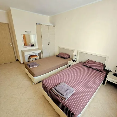 דירה George - 3 Pools, 2 Bedrooms & 2 Bathrooms סאני ביץ'